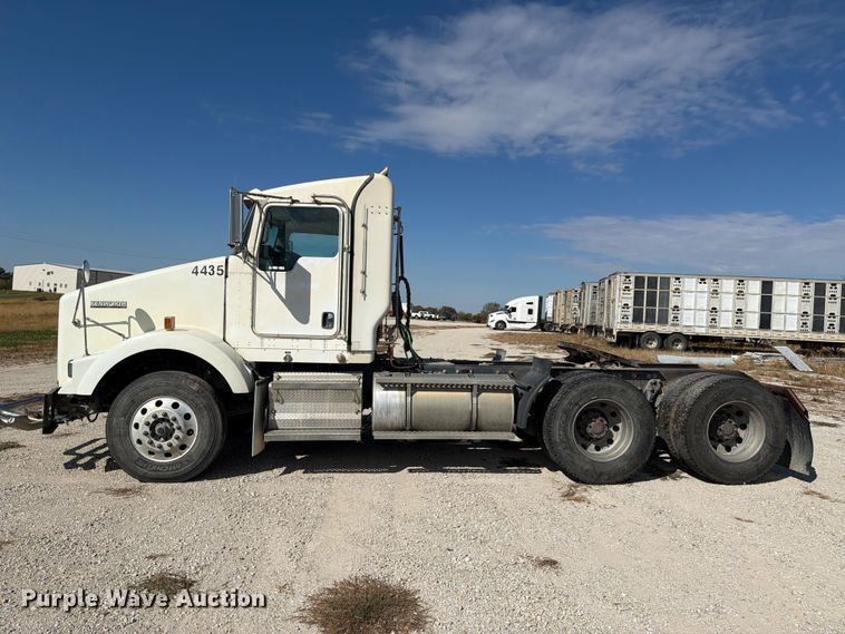 image for item EX1125 2015 Kenworth T800 semi truck