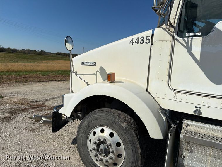 image for item EX1125 2015 Kenworth T800 semi truck