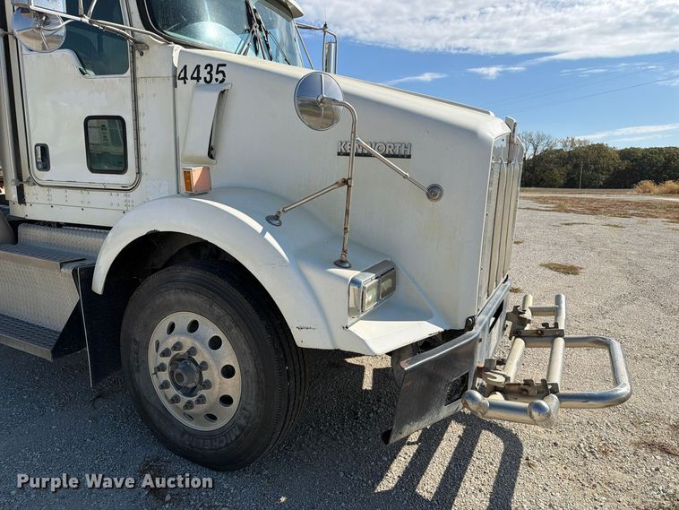image for item EX1125 2015 Kenworth T800 semi truck