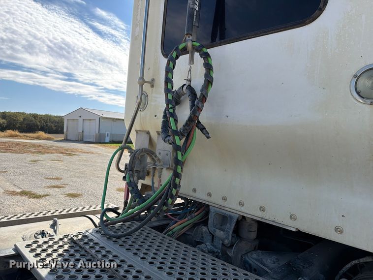 image for item EX1125 2015 Kenworth T800 semi truck