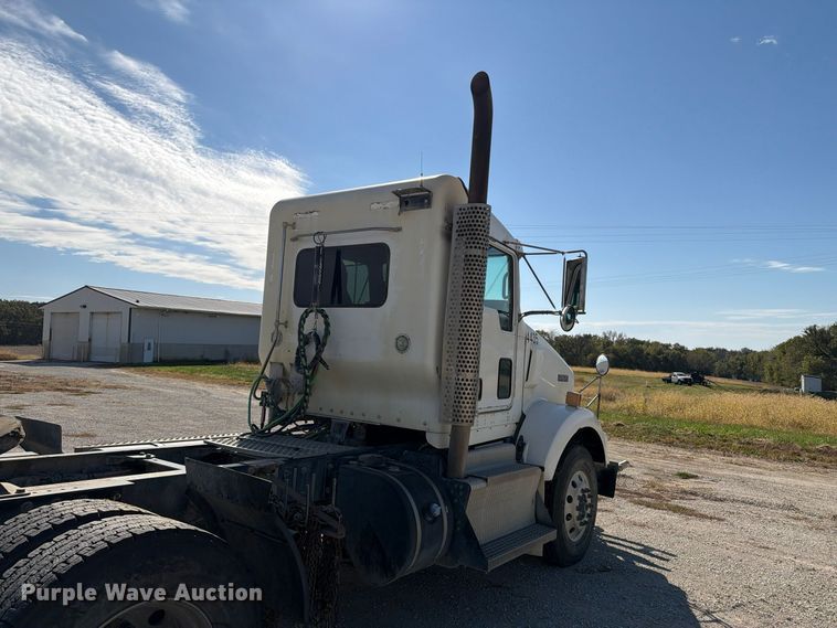 image for item EX1125 2015 Kenworth T800 semi truck