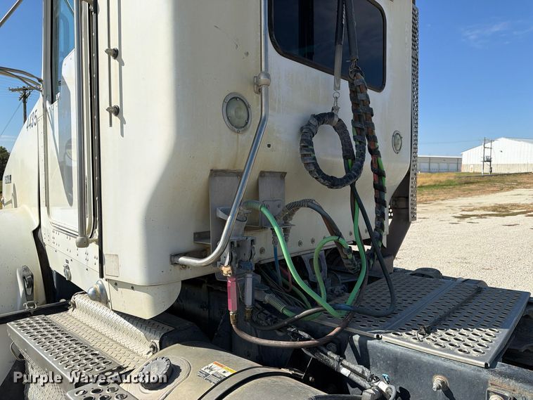 image for item EX1125 2015 Kenworth T800 semi truck