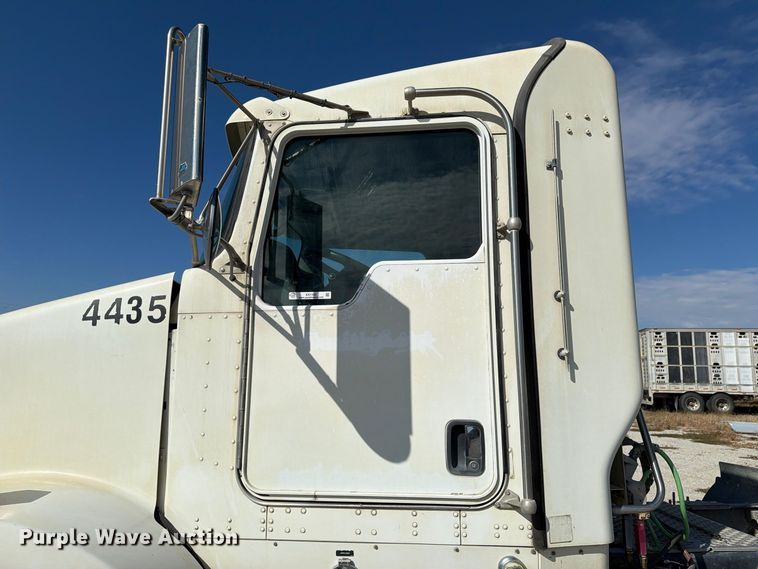 image for item EX1125 2015 Kenworth T800 semi truck