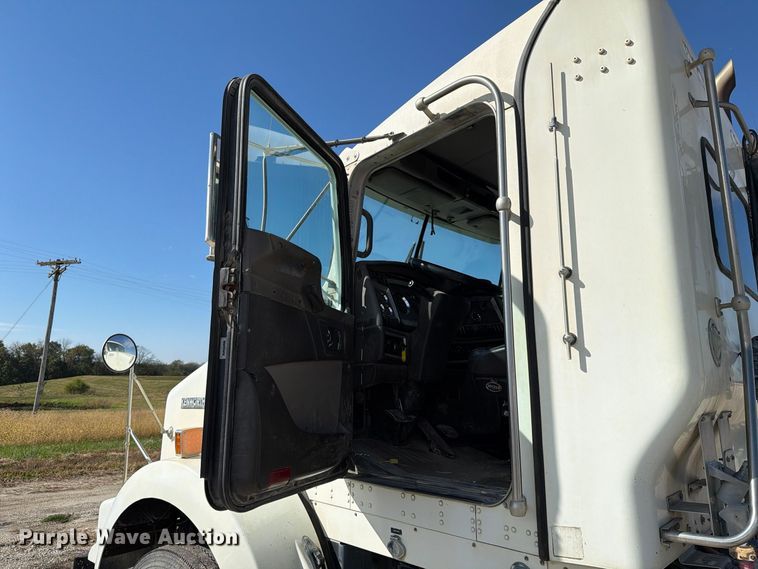 image for item EX1125 2015 Kenworth T800 semi truck