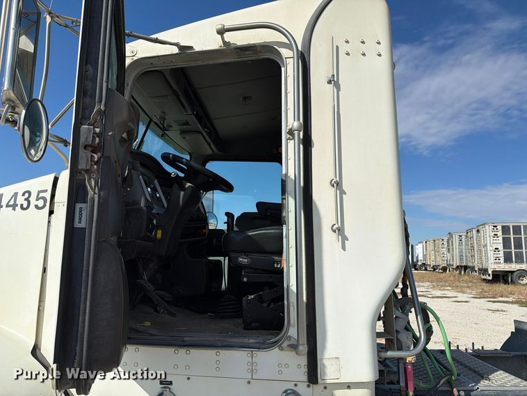image for item EX1125 2015 Kenworth T800 semi truck