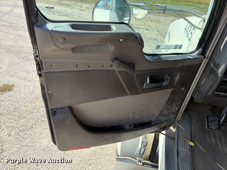 image for item EX1125 2015 Kenworth T800 semi truck