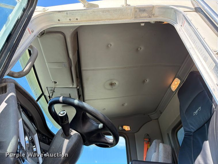 image for item EX1125 2015 Kenworth T800 semi truck