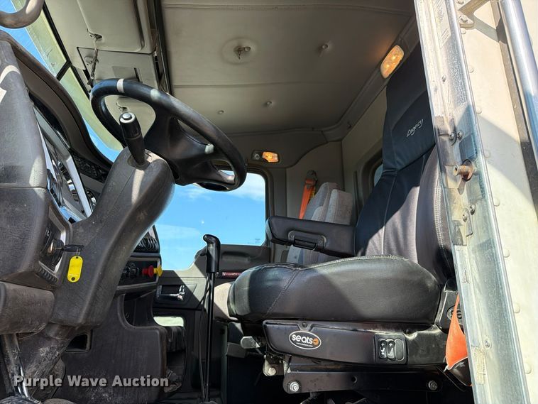 image for item EX1125 2015 Kenworth T800 semi truck