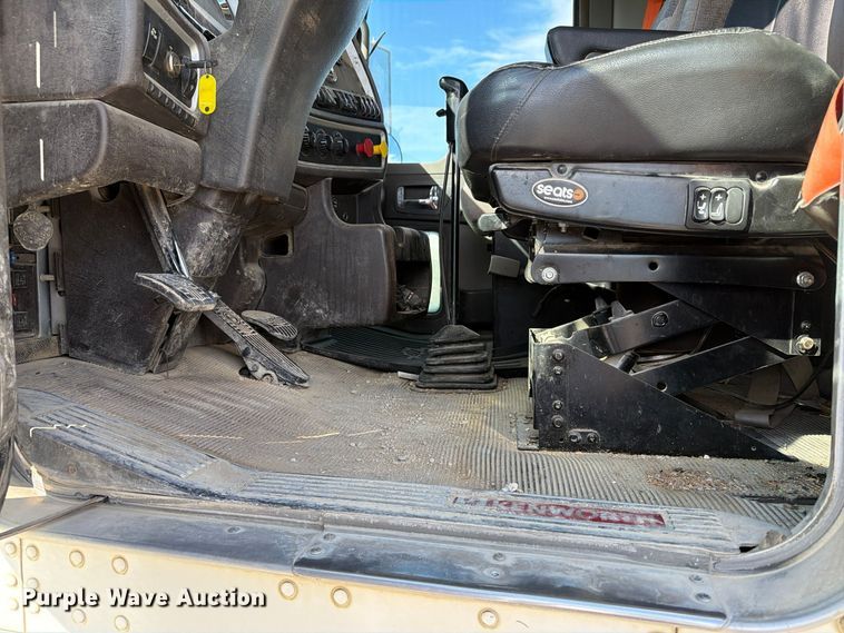 image for item EX1125 2015 Kenworth T800 semi truck