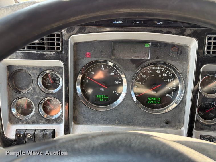 image for item EX1125 2015 Kenworth T800 semi truck