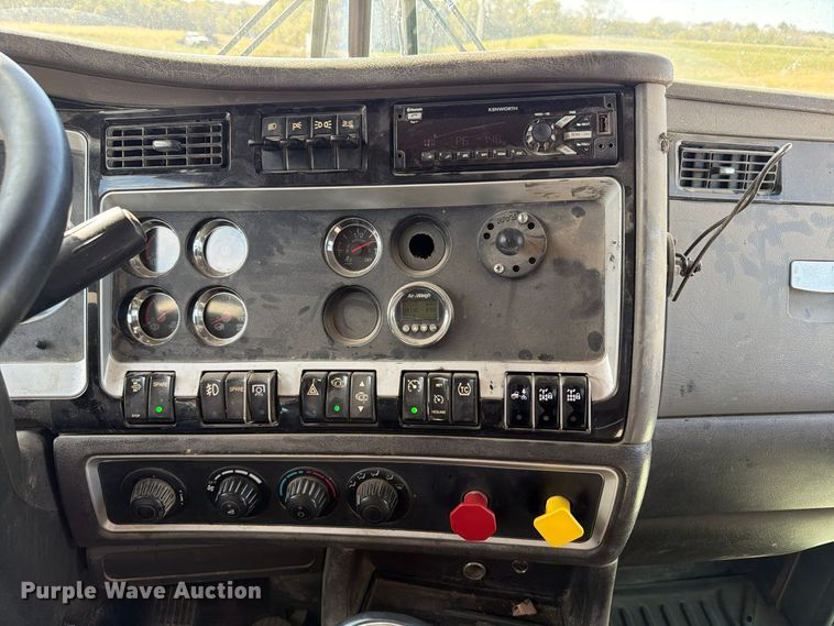 image for item EX1125 2015 Kenworth T800 semi truck