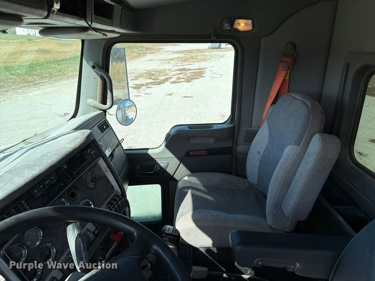 image for item EX1125 2015 Kenworth T800 semi truck