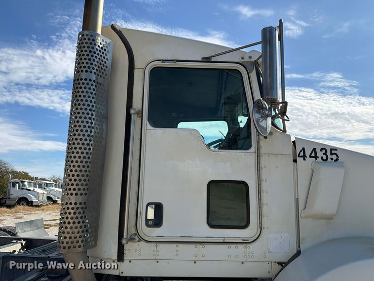 image for item EX1125 2015 Kenworth T800 semi truck
