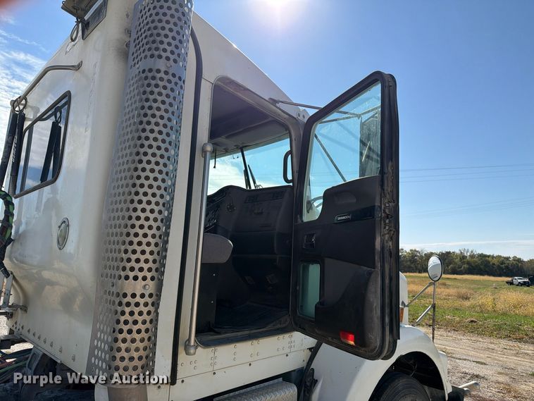 image for item EX1125 2015 Kenworth T800 semi truck