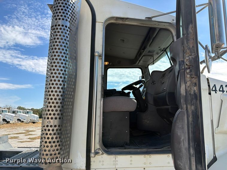 image for item EX1125 2015 Kenworth T800 semi truck