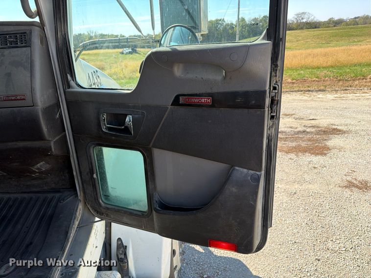 image for item EX1125 2015 Kenworth T800 semi truck