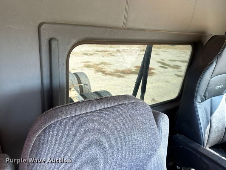 image for item EX1125 2015 Kenworth T800 semi truck