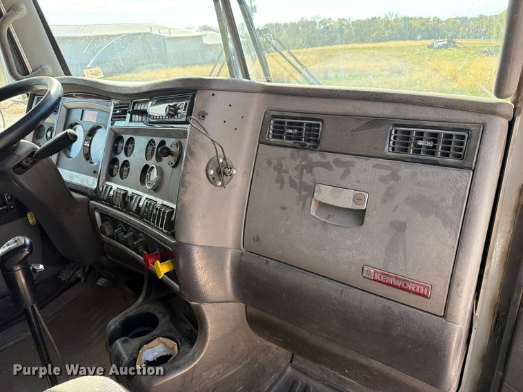 image for item EX1125 2015 Kenworth T800 semi truck