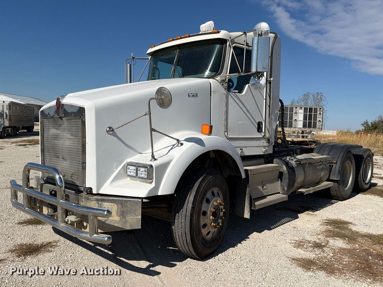 image for item EX1126 2022 Kenworth T800 semi truck