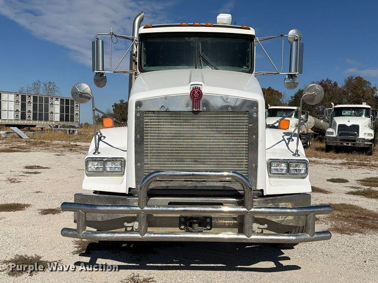 image for item EX1126 2022 Kenworth T800 semi truck