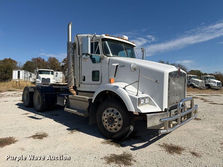 image for item EX1126 2022 Kenworth T800 semi truck