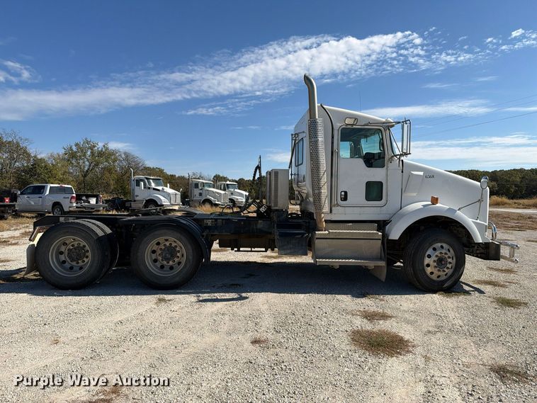 image for item EX1126 2022 Kenworth T800 semi truck