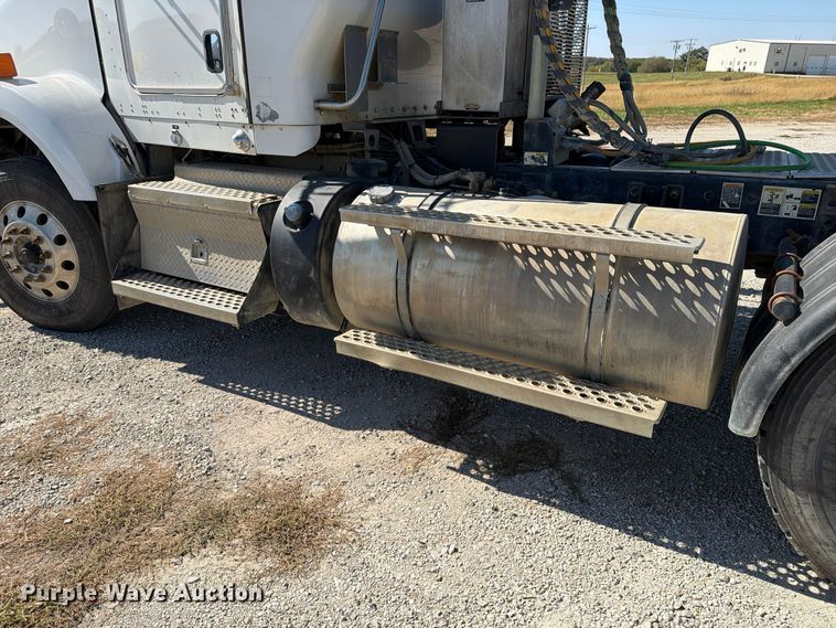 image for item EX1126 2022 Kenworth T800 semi truck