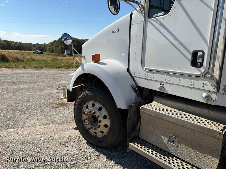 image for item EX1126 2022 Kenworth T800 semi truck