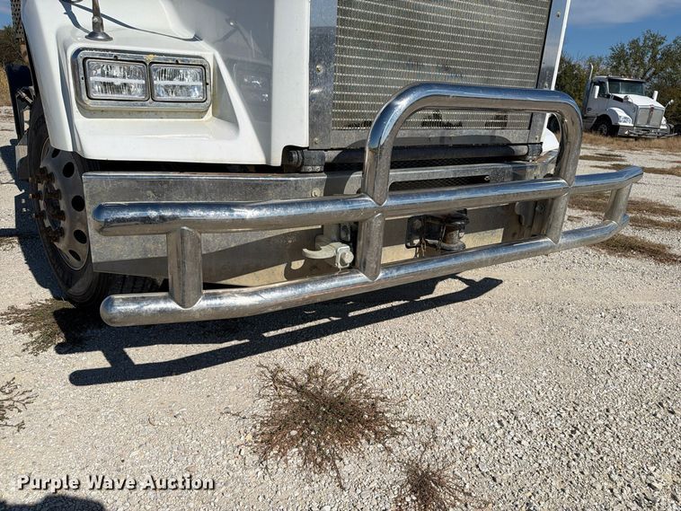 image for item EX1126 2022 Kenworth T800 semi truck