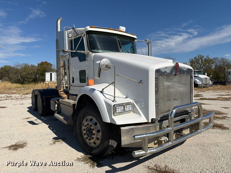 image for item EX1126 2022 Kenworth T800 semi truck
