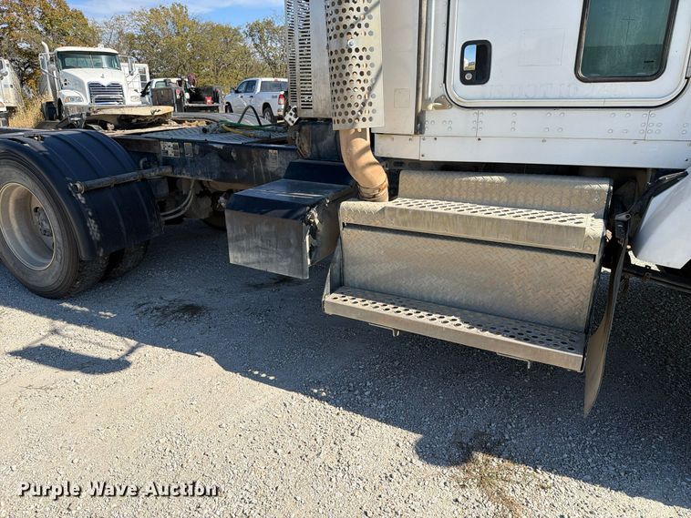 image for item EX1126 2022 Kenworth T800 semi truck