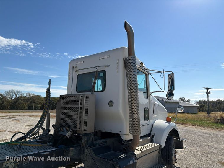 image for item EX1126 2022 Kenworth T800 semi truck