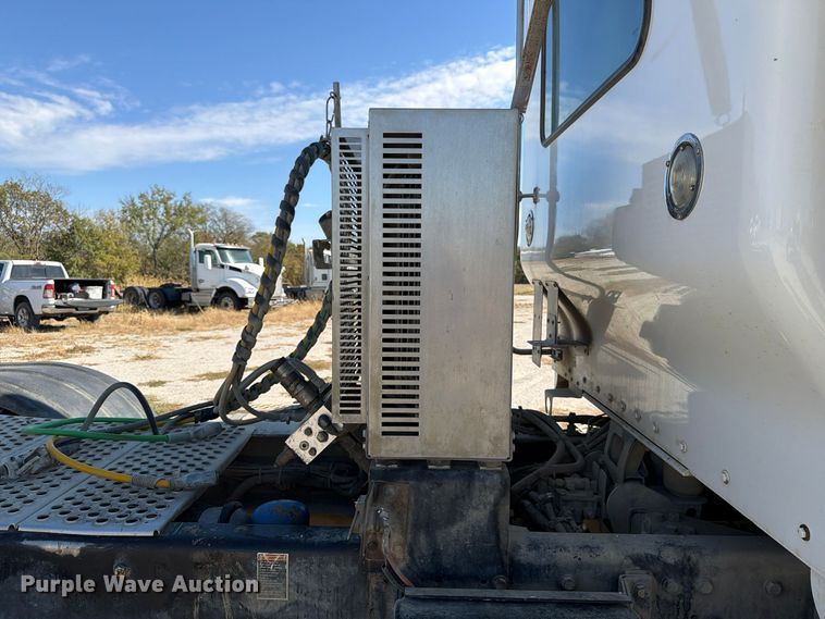 image for item EX1126 2022 Kenworth T800 semi truck