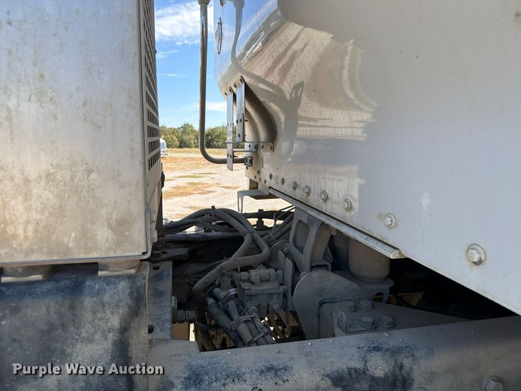image for item EX1126 2022 Kenworth T800 semi truck