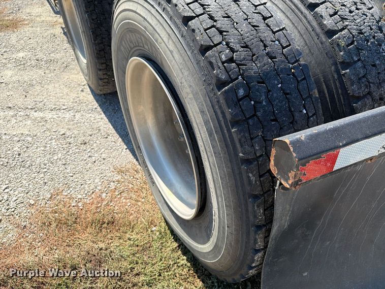image for item EX1126 2022 Kenworth T800 semi truck
