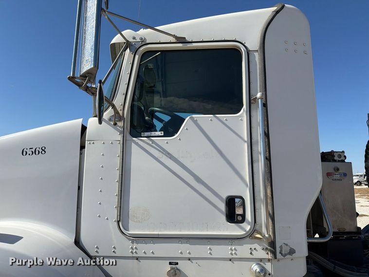 image for item EX1126 2022 Kenworth T800 semi truck