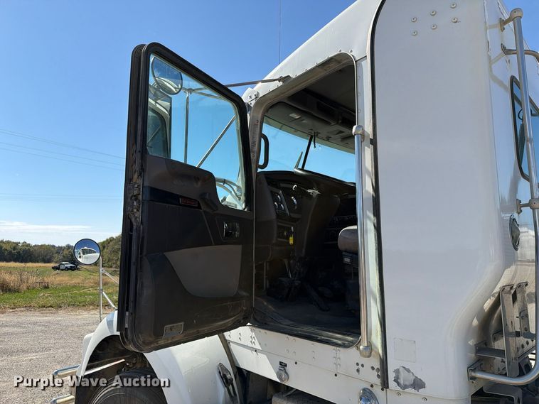 image for item EX1126 2022 Kenworth T800 semi truck