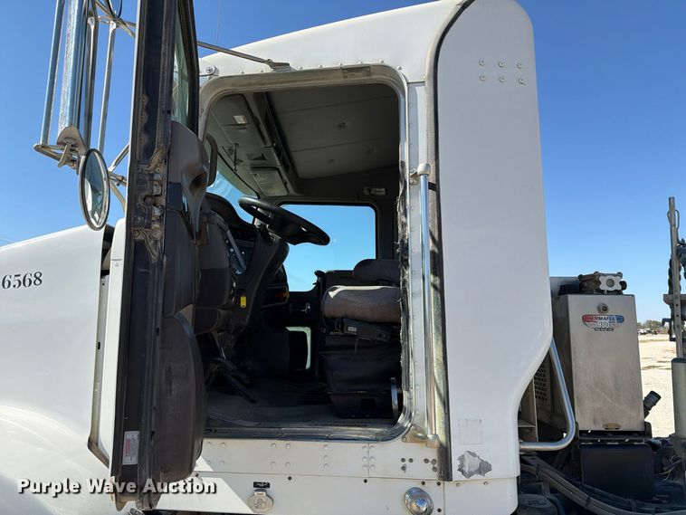 image for item EX1126 2022 Kenworth T800 semi truck