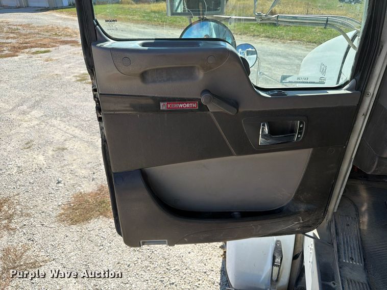 image for item EX1126 2022 Kenworth T800 semi truck
