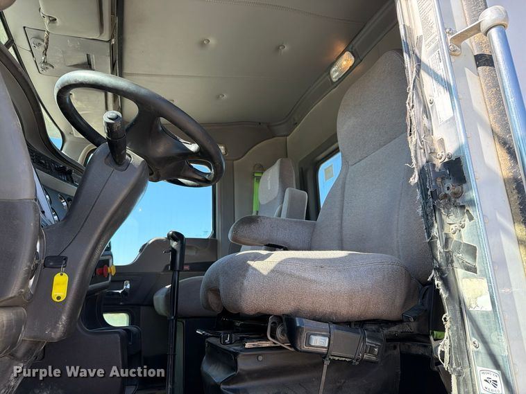 image for item EX1126 2022 Kenworth T800 semi truck
