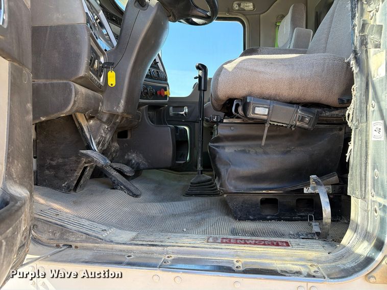image for item EX1126 2022 Kenworth T800 semi truck