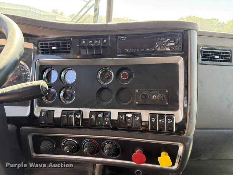 image for item EX1126 2022 Kenworth T800 semi truck