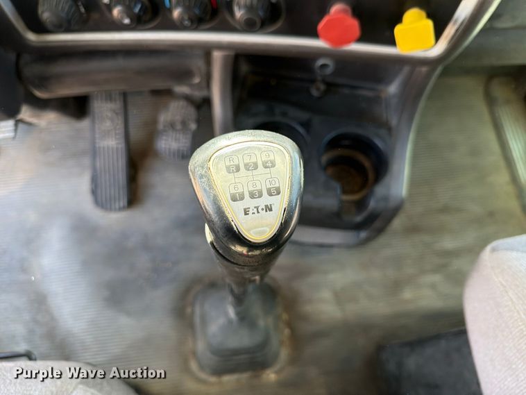 image for item EX1126 2022 Kenworth T800 semi truck