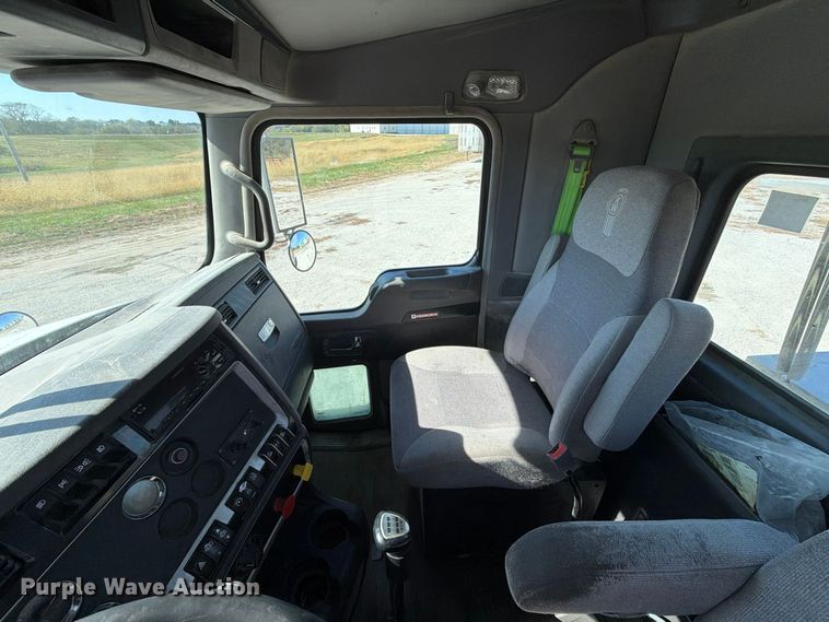 image for item EX1126 2022 Kenworth T800 semi truck