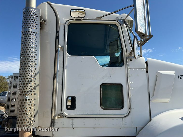 image for item EX1126 2022 Kenworth T800 semi truck