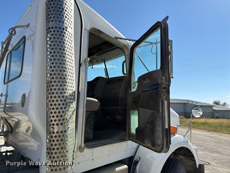 image for item EX1126 2022 Kenworth T800 semi truck