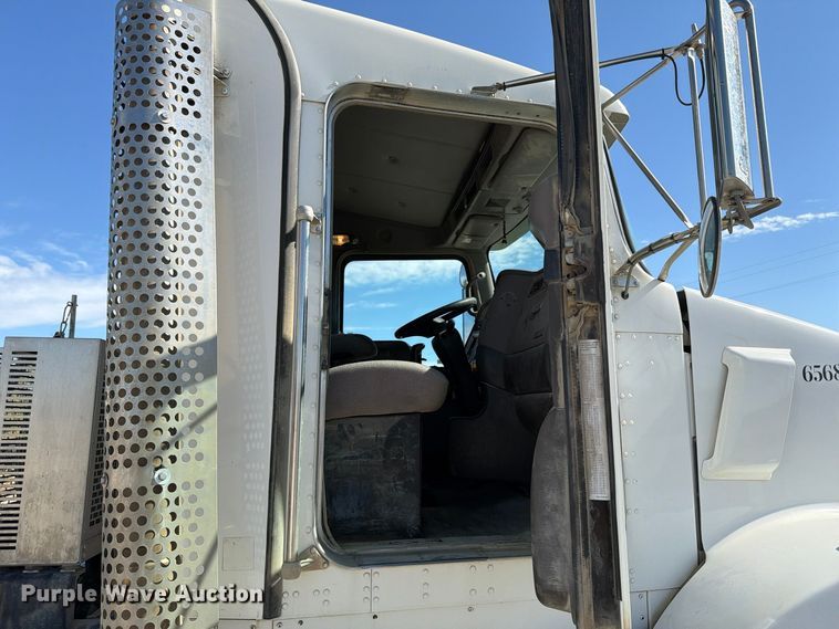 image for item EX1126 2022 Kenworth T800 semi truck