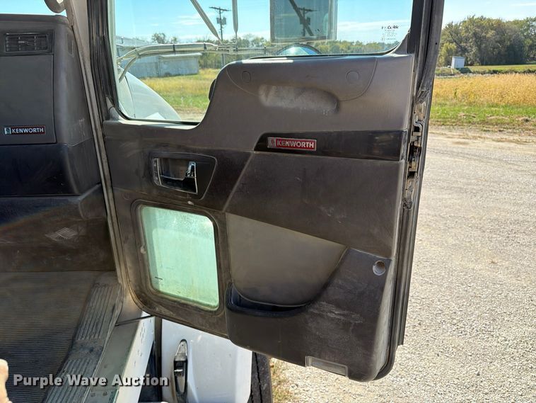 image for item EX1126 2022 Kenworth T800 semi truck