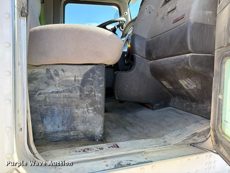 image for item EX1126 2022 Kenworth T800 semi truck