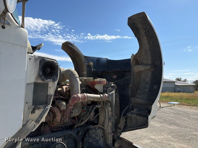 image for item EX1126 2022 Kenworth T800 semi truck